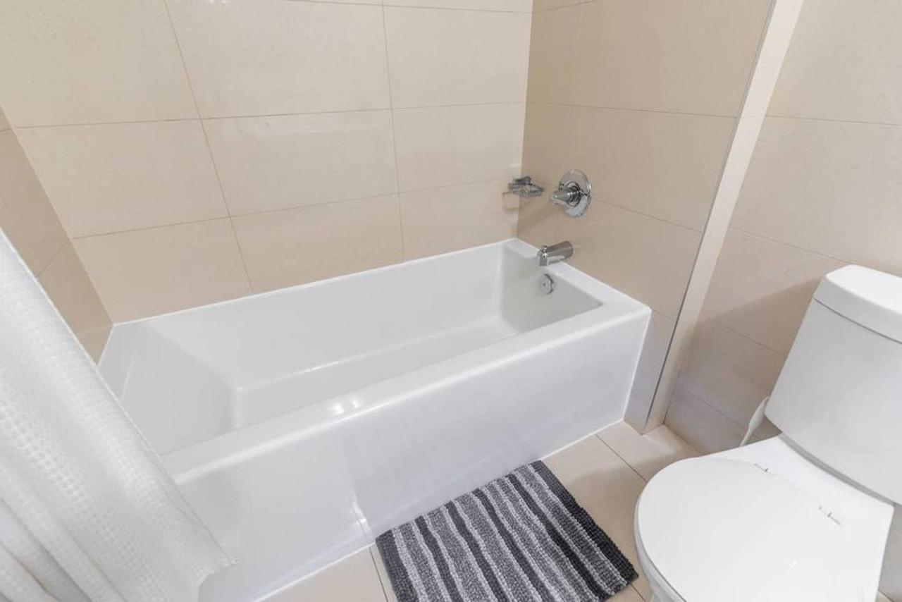 Stunning Views Of Downtown - Luxury High Rise With King Bed! Villa Toronto Exteriör bild